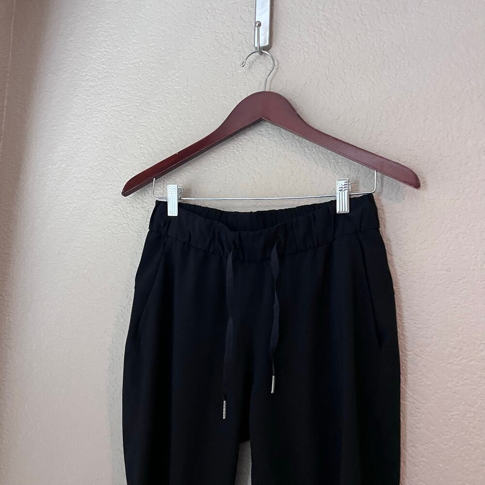 Lululemon On The Fly Black Pants Size 4 Women’s Elastic Waist Side Pockets - Picture 5 of 7